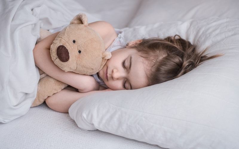 De la ce varsta nu mai dorm copiii la pranz: semnele ca este timpul sa renunte la somnul de zi